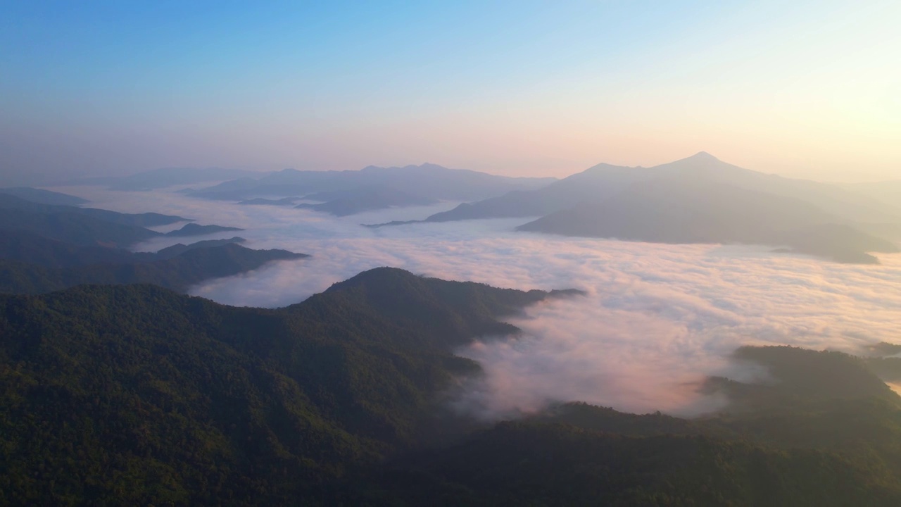 山谷上空的云海，背景是群山。4 k航拍视频视频素材