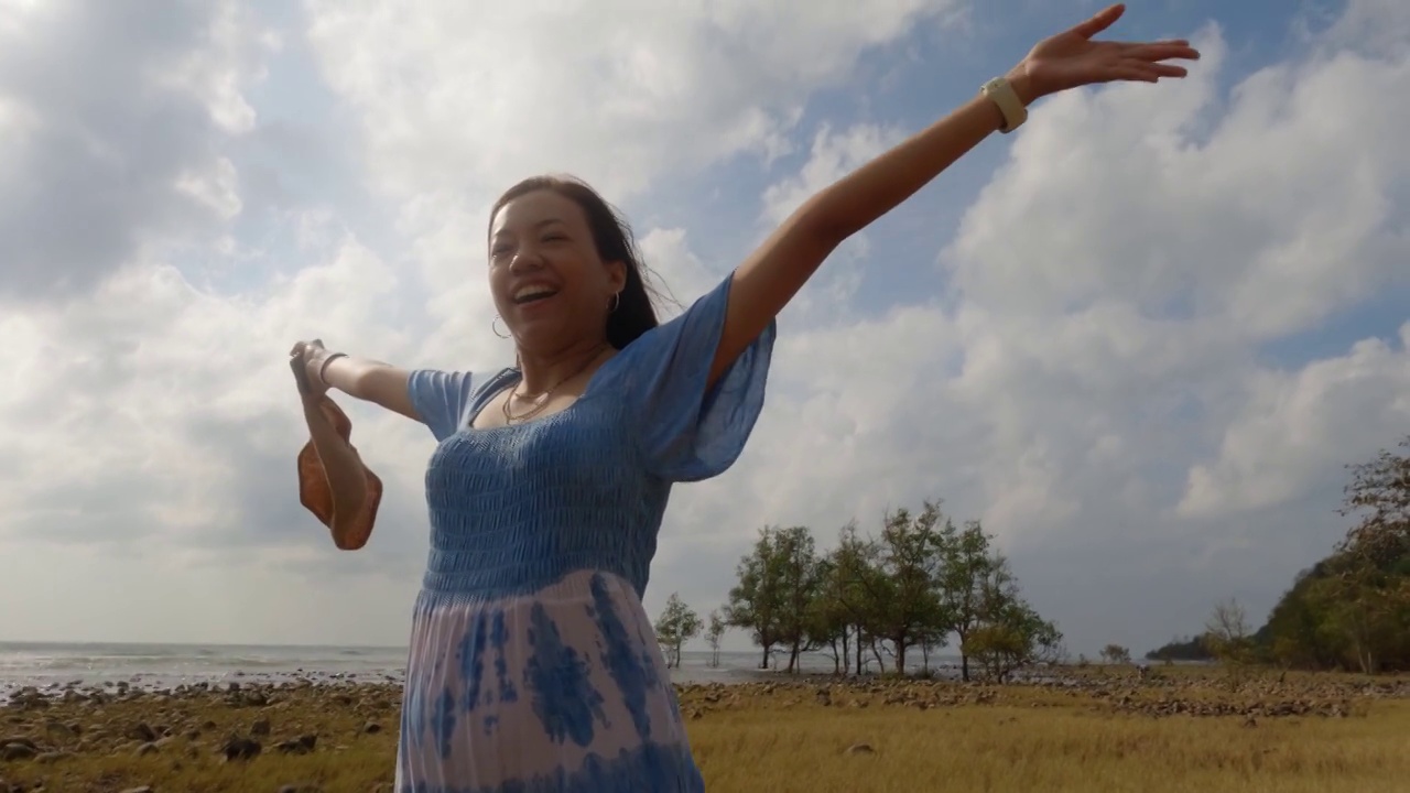 亚洲妇女在海边旅行的背景视频素材