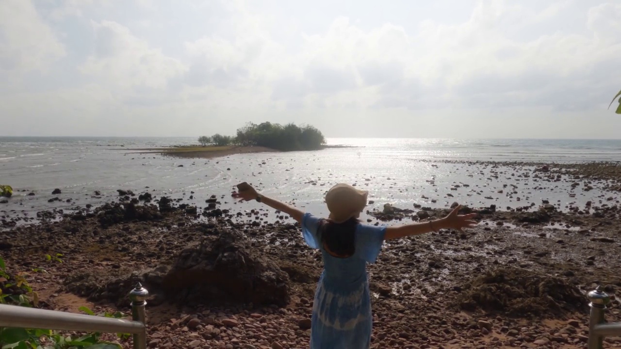 亚洲妇女在海边旅行的背景视频素材