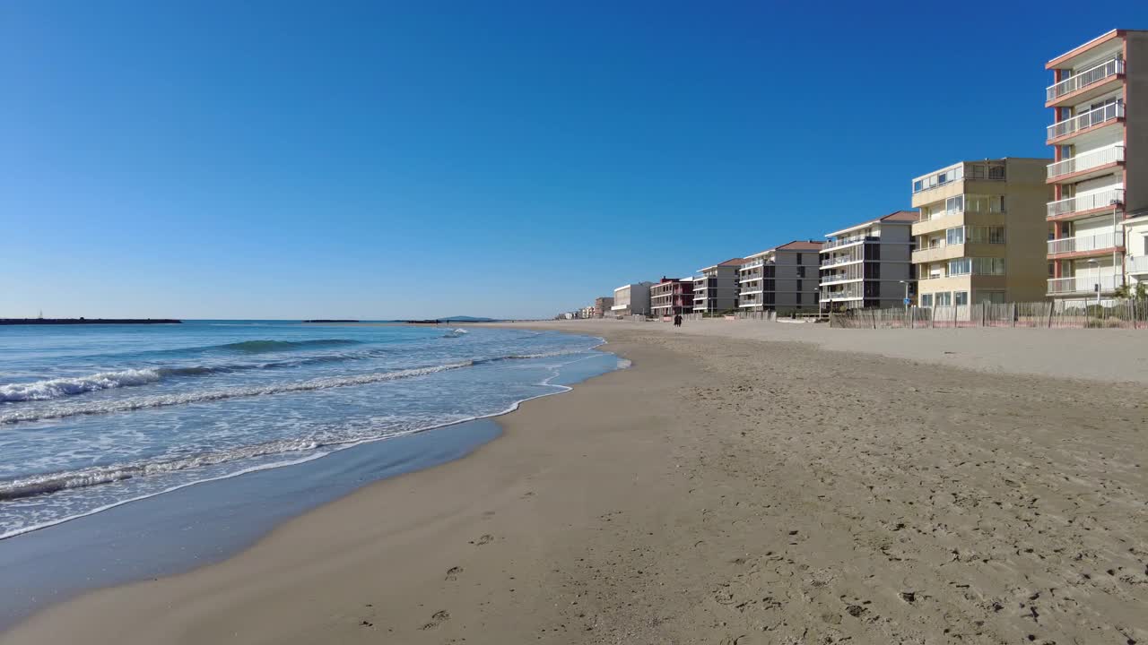 海滩和大海前的建筑物视频素材