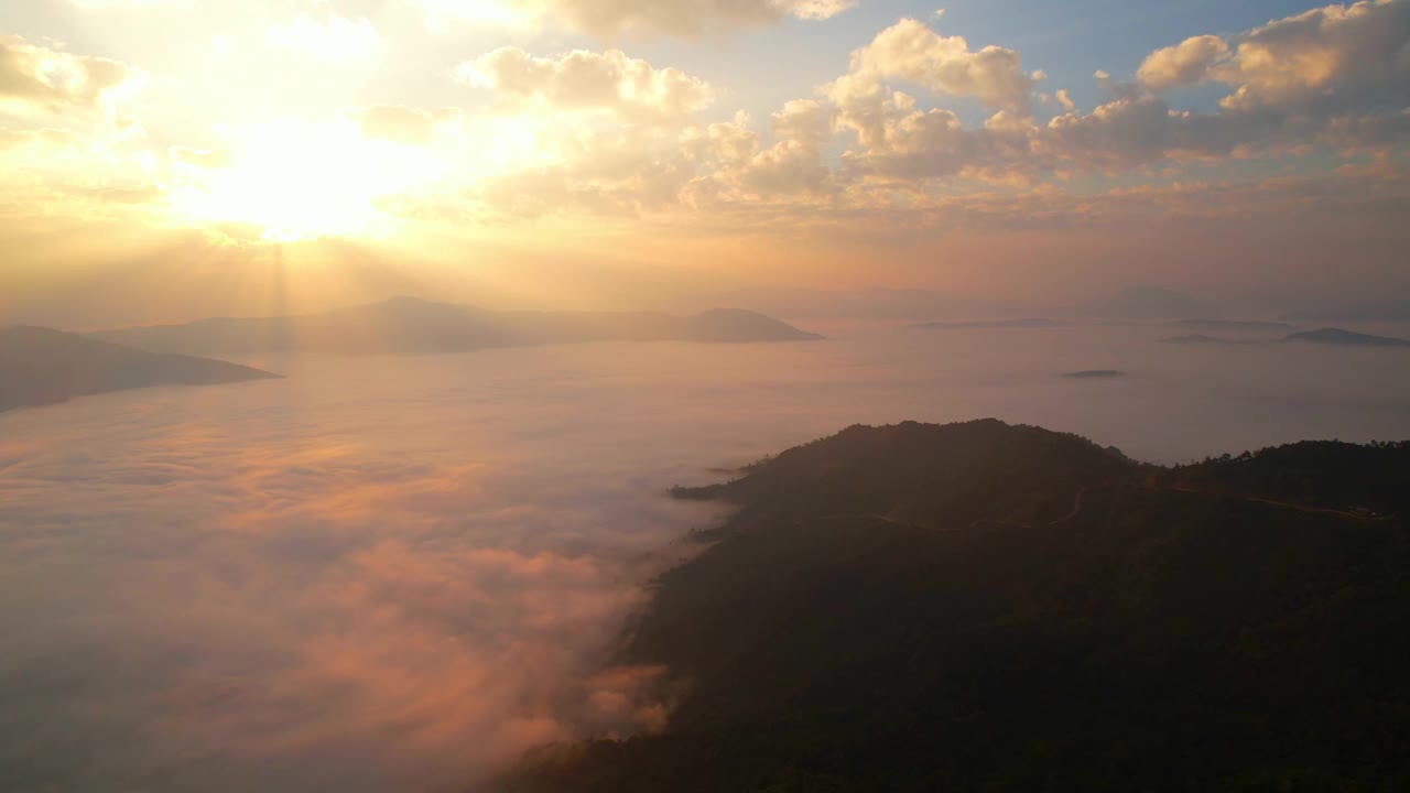 4K鸟瞰山地景观与晨雾。视频素材