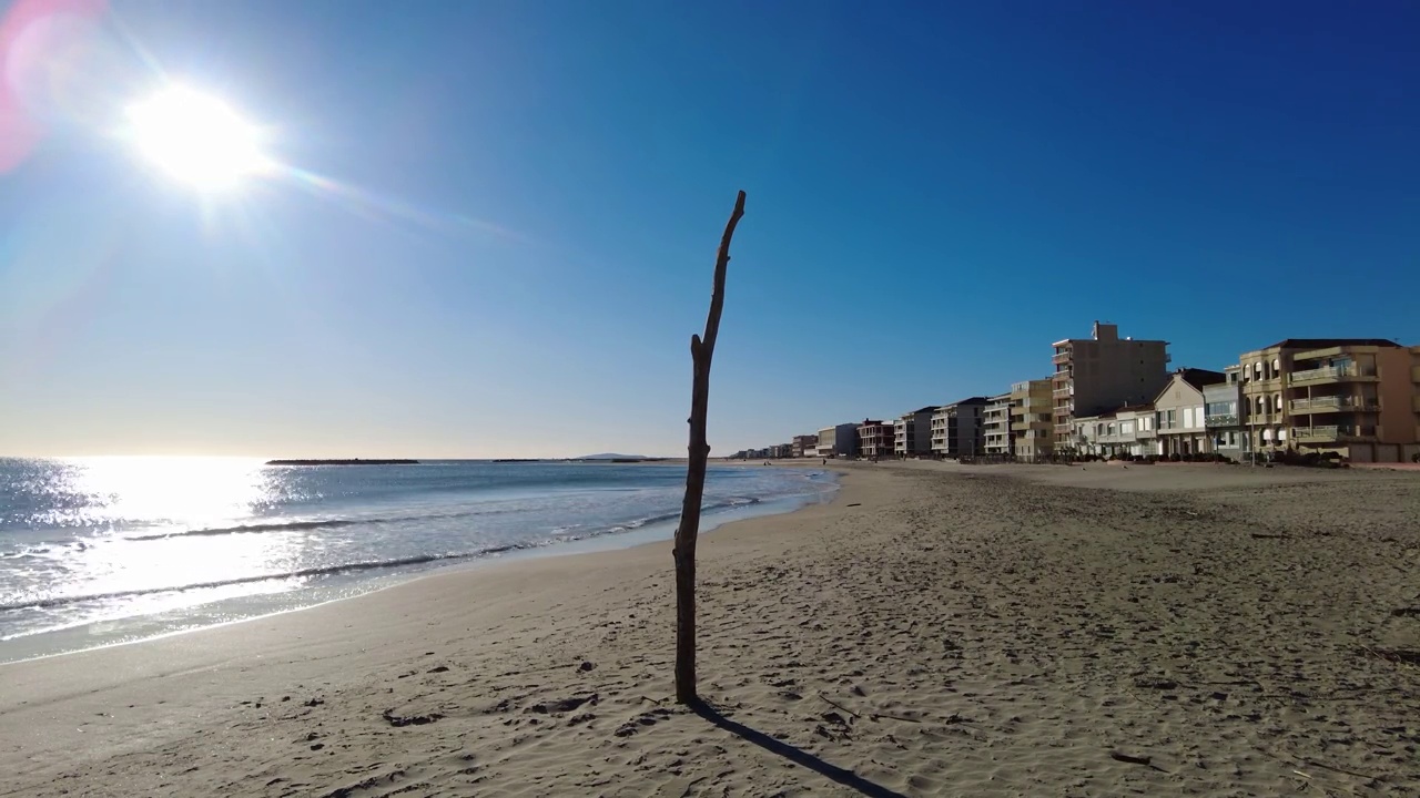 海滩和大海前的建筑物视频素材