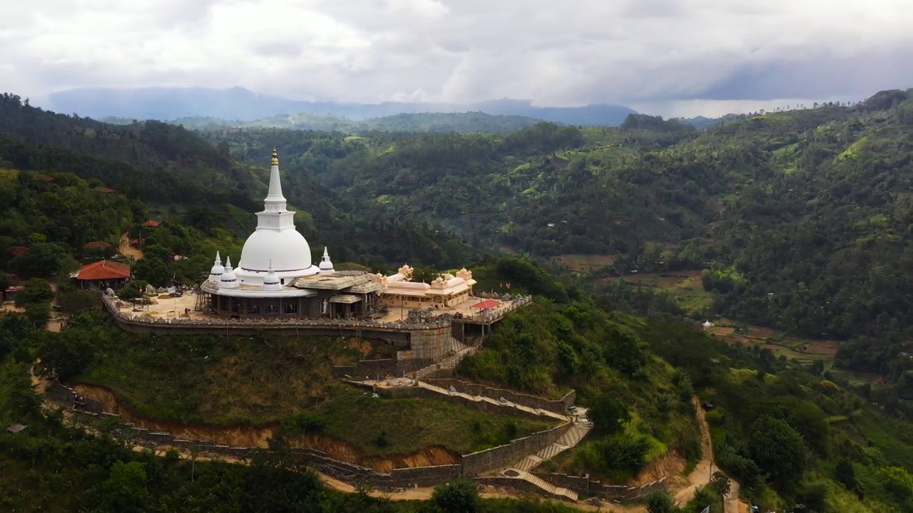 俯瞰Mahamevnawa佛教寺院。Bandarawela、斯里兰卡视频素材