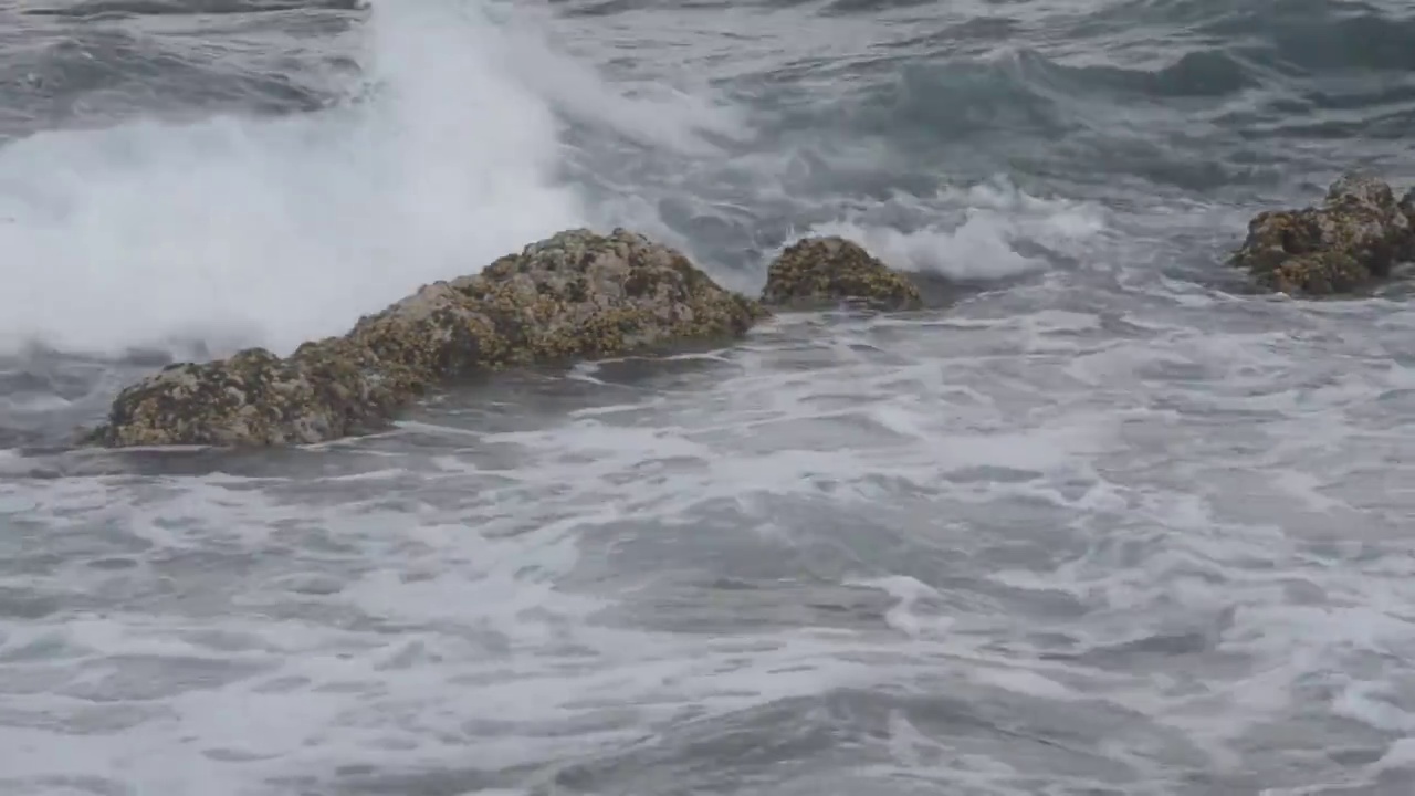 海浪拍打着淹没的岩石视频素材