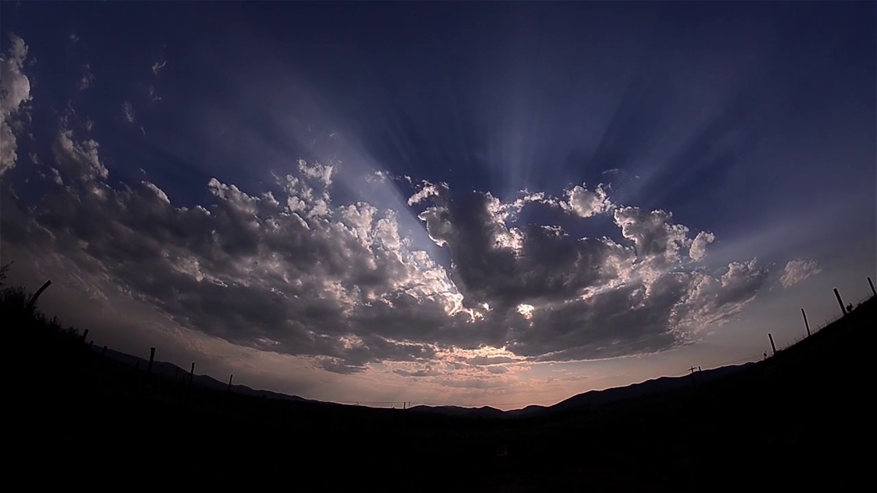 壮观的日落，云朵变换形状视频素材