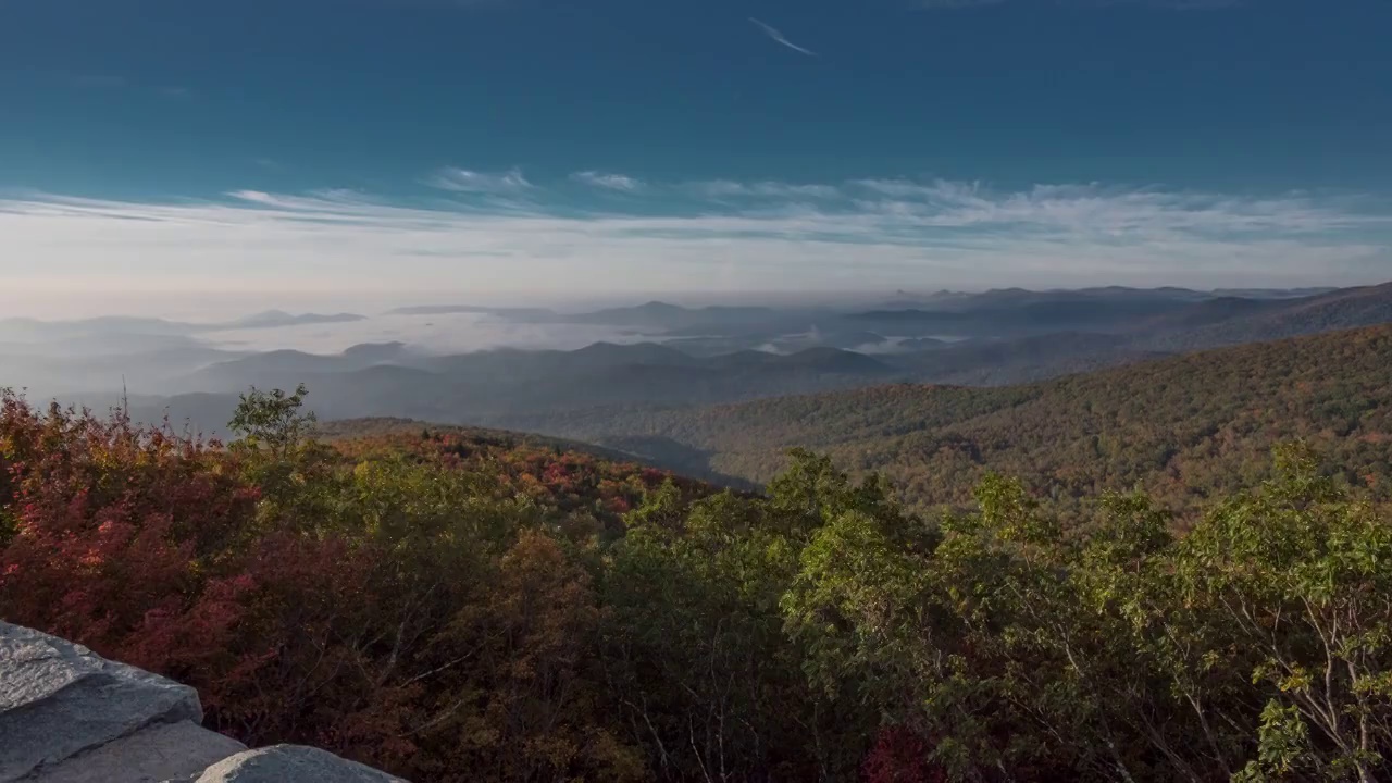 4K TL BRP粗糙的山脊墙山谷雾视频素材