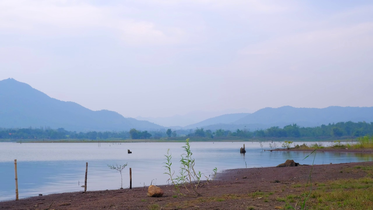 美丽的风景自然运动，波浪，河流，湖泊和草吹在风的背景在热带泰国山脉。视频素材