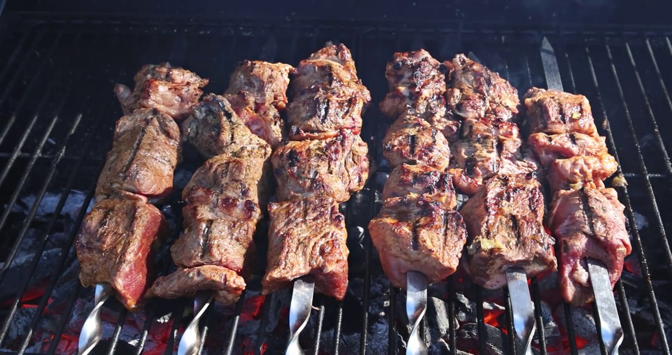 烧烤，烤牛肉串视频素材