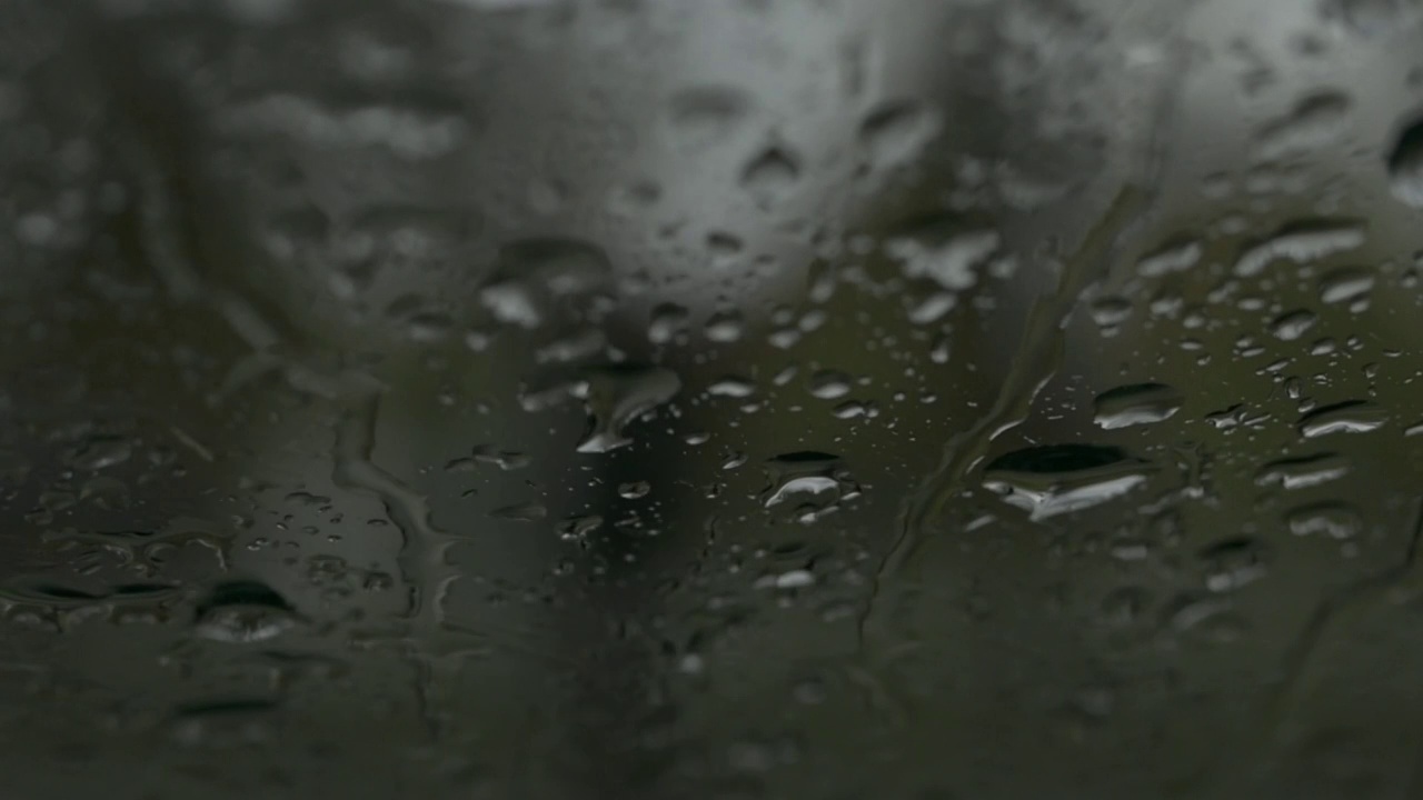 雨点落在汽车挡风玻璃上视频素材