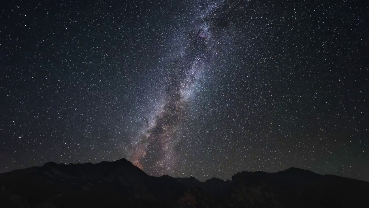 相机移动是为了捕捉银河系和星空。夜空时间流逝。视频素材