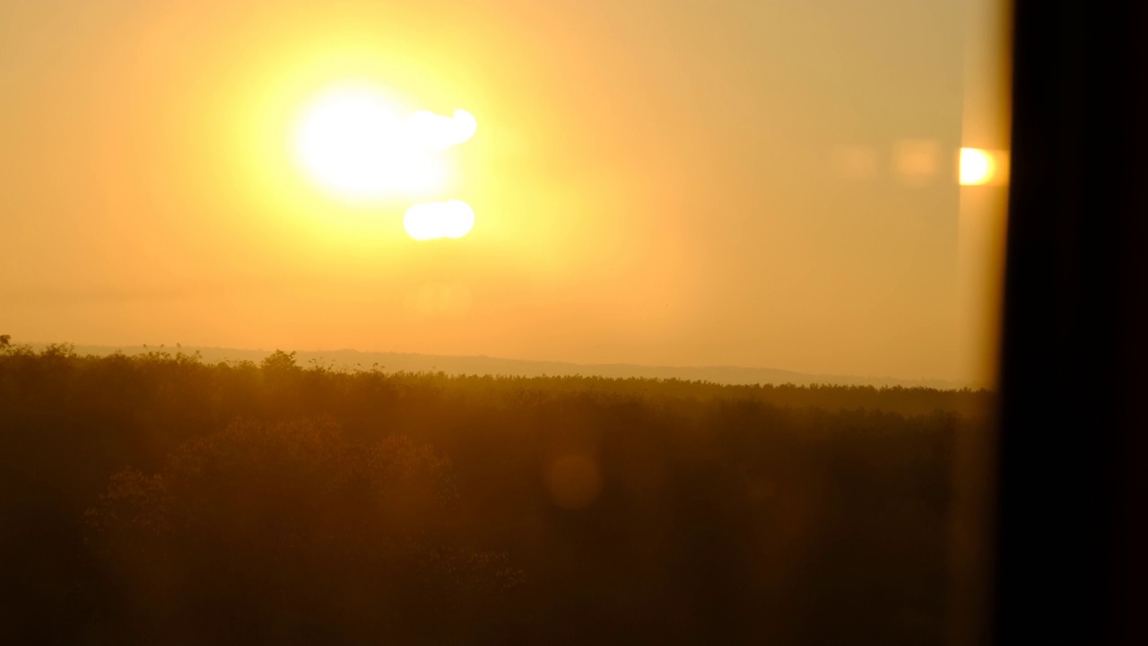 地平线上的夕阳，窗外的剪影视频素材