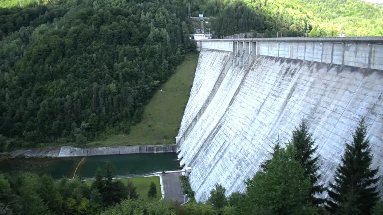 在两个山坡之间修建的混凝土大坝关闭了一个人工湖5c视频素材