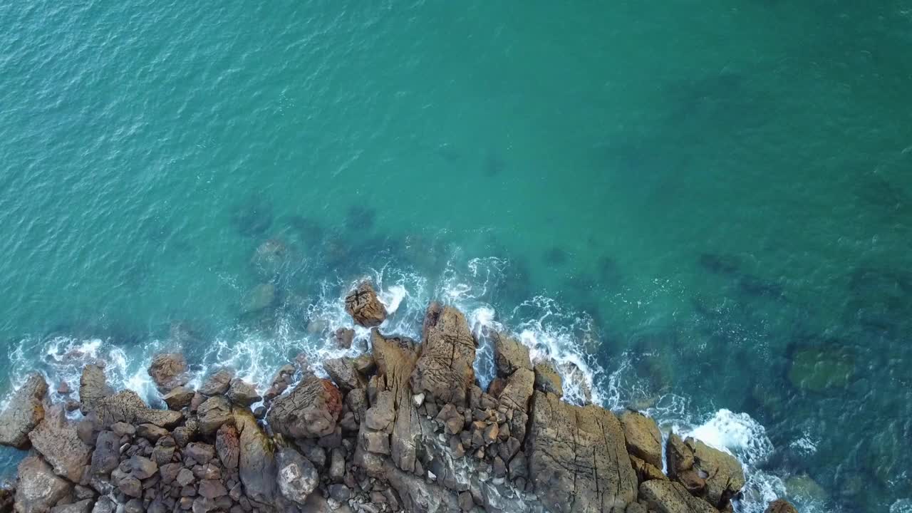 随着第一缕晨光，海浪拍打着坎塔布里安的岩石。视频素材