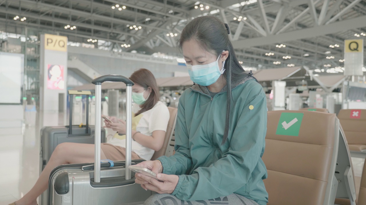 女游客在机场用社交距离交谈视频素材