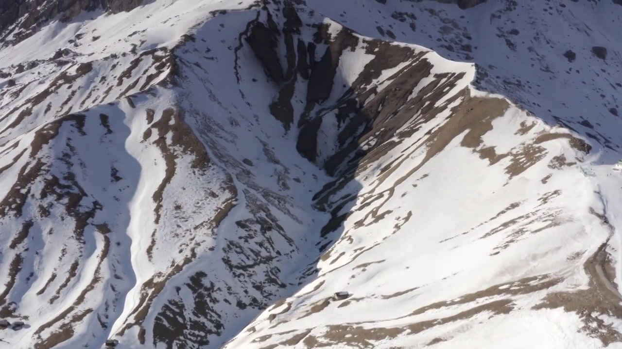 在空中翱翔令人惊叹的阿尔卑斯山。视频素材