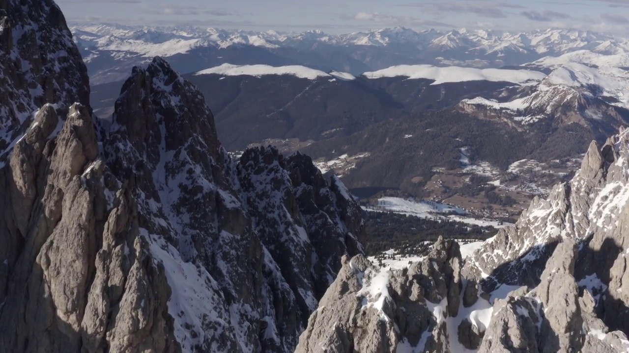 在空中翱翔令人惊叹的阿尔卑斯山。视频素材