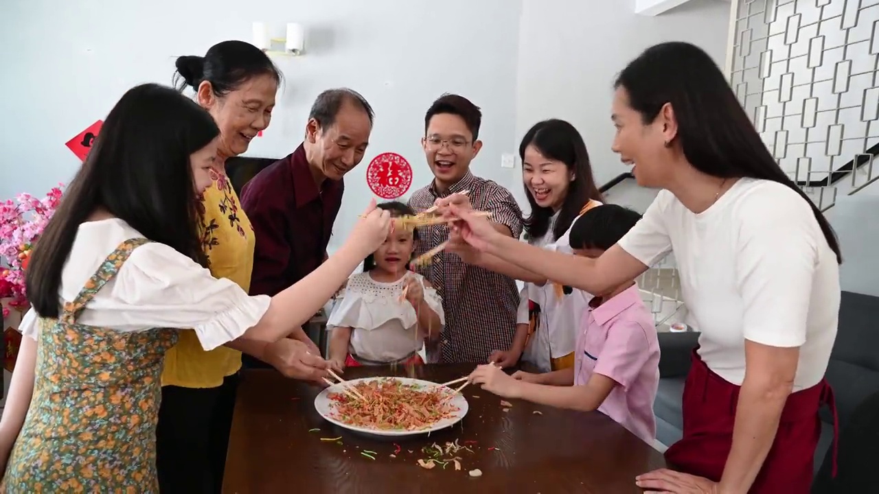 几代亚洲华人家庭欢度春节，享用传统美食视频素材