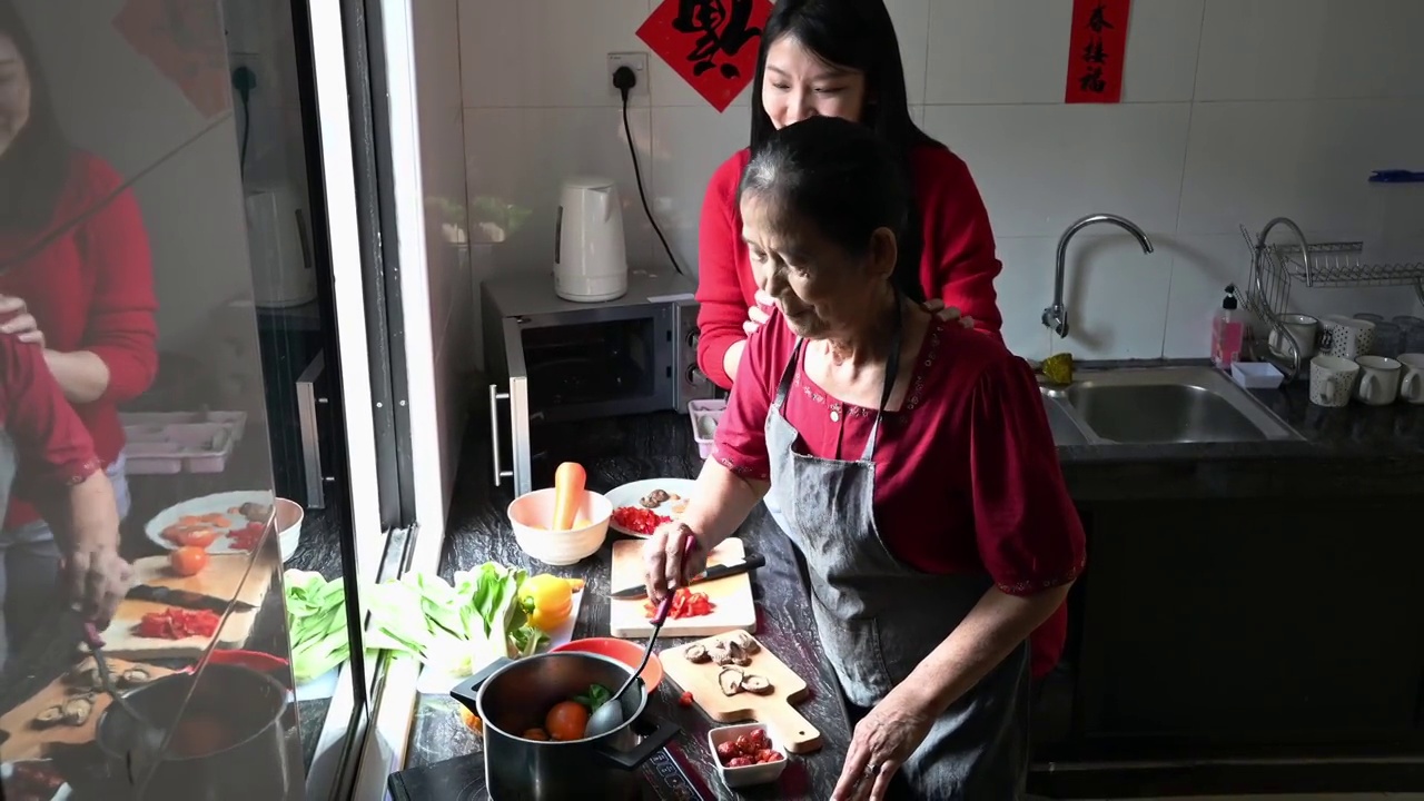 亚洲老太太和她的女儿在厨房准备年夜饭视频素材