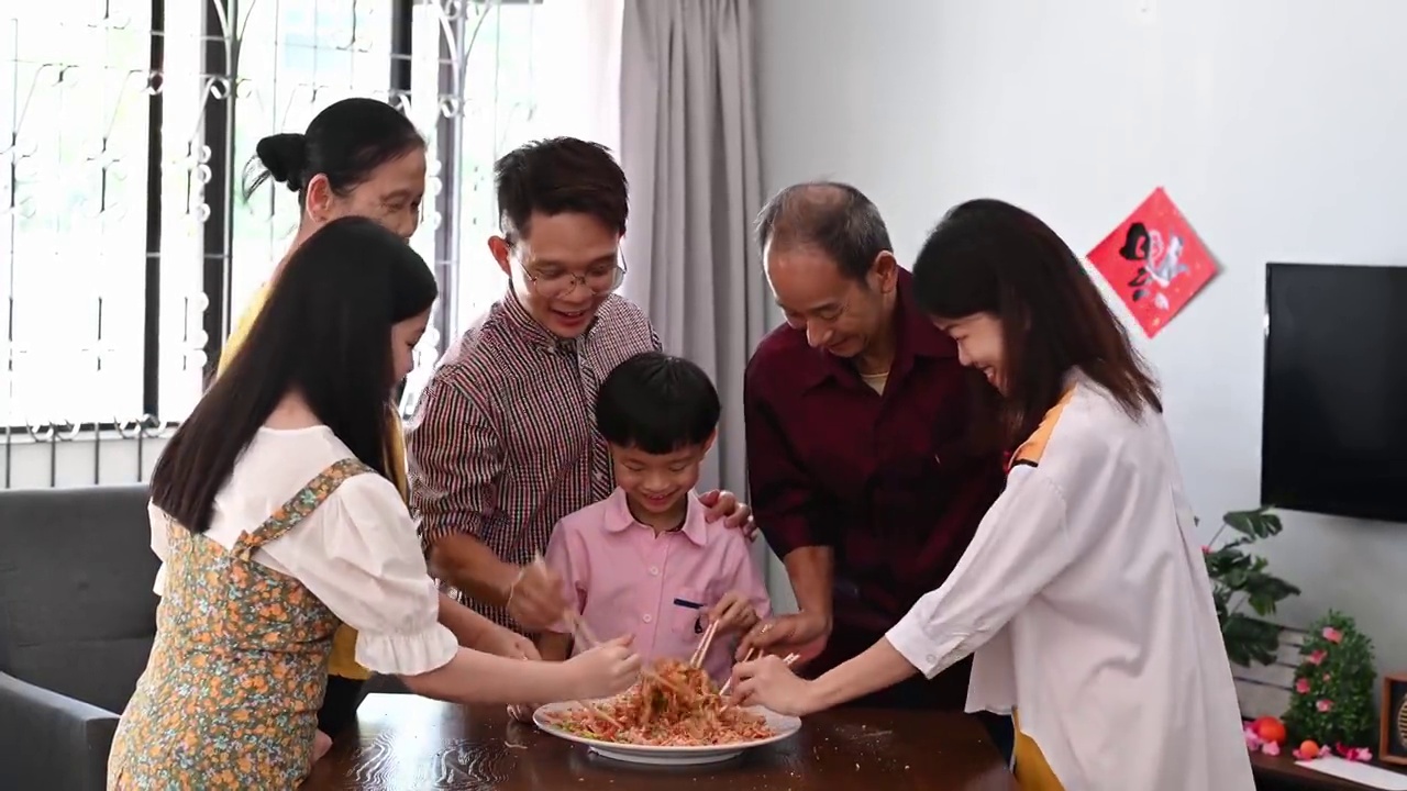 几代亚洲华人家庭欢度春节，享用传统美食视频素材