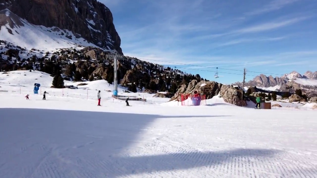 时间的流逝，滑雪者在高山滑雪胜地滑雪视频素材