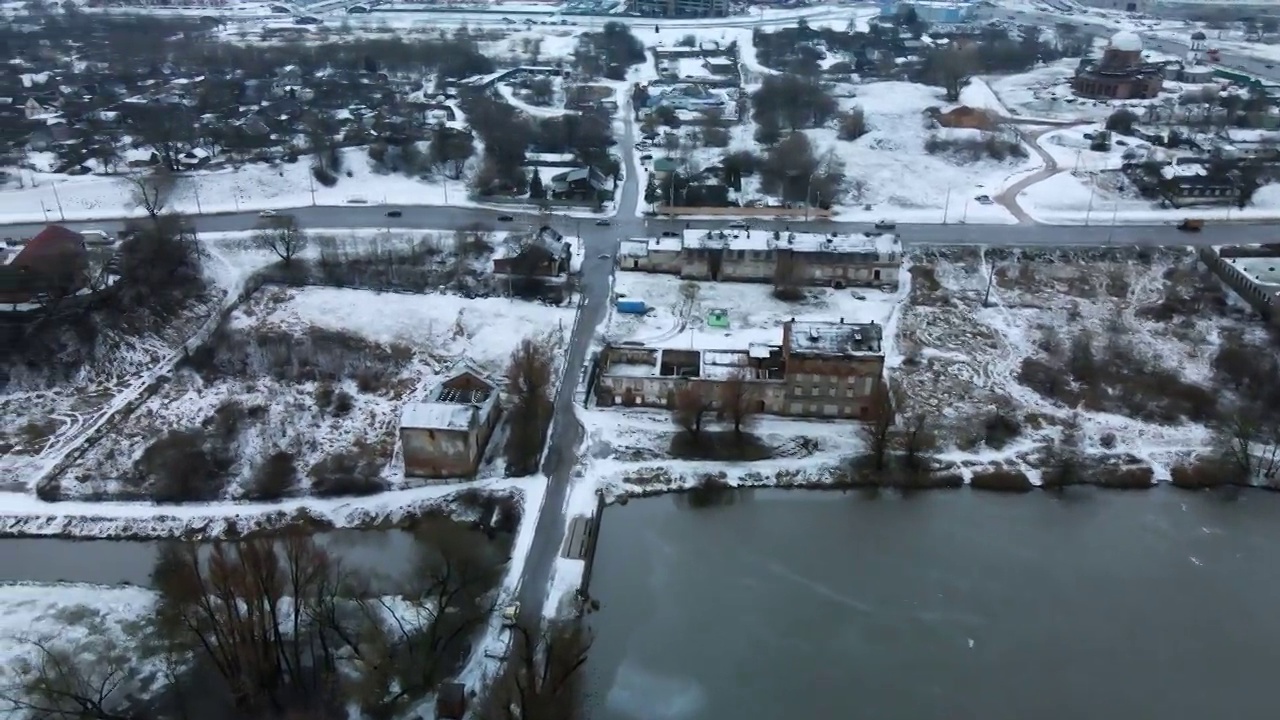 在白雪覆盖的城市公园里，在河上飞行。航空摄影。视频素材