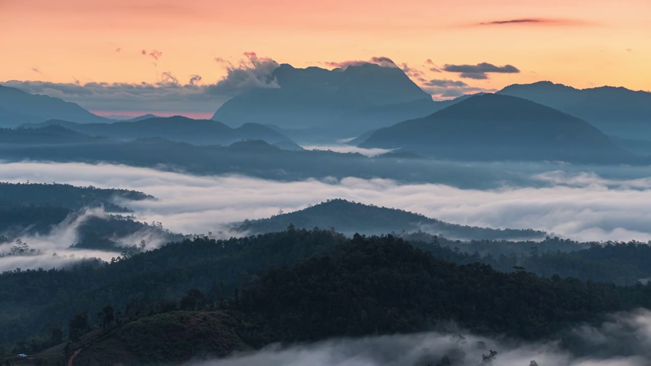 美丽的日出在Doi Luang Chiang Dao山和雾蒙蒙的小山在国家公园在Den电视视点视频素材