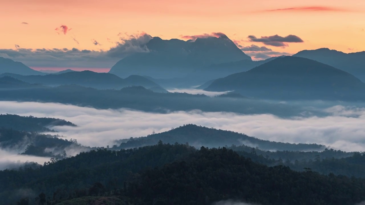 美丽的日出在Doi Luang Chiang Dao山和雾蒙蒙的小山在国家公园在Den电视视点视频素材