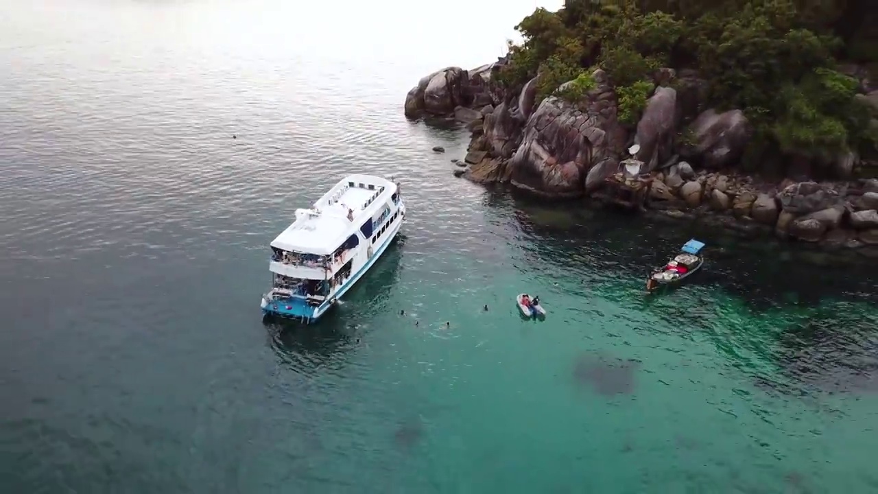 鸟瞰荔浦岛附近的热带小岛，清澈的海水与船，沙顿，泰国。热带旅行概念。视频素材