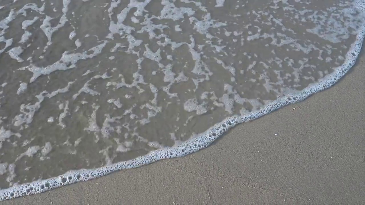 美丽的风景，海浪在沙滩上翻滚视频素材