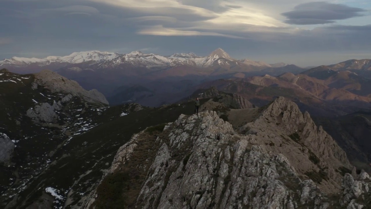 空中风景和一个站在山顶徒步旅行的女人视频素材