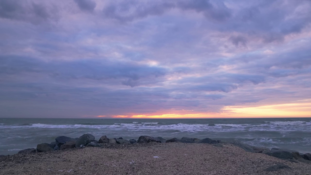 黎明时分的暴风雨海景。海岸线上美丽的石头。视频素材