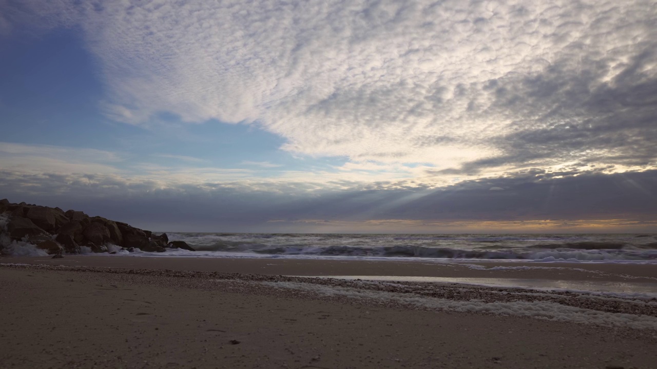 黎明时分的暴风雨海景。海岸线上美丽的石头。视频素材