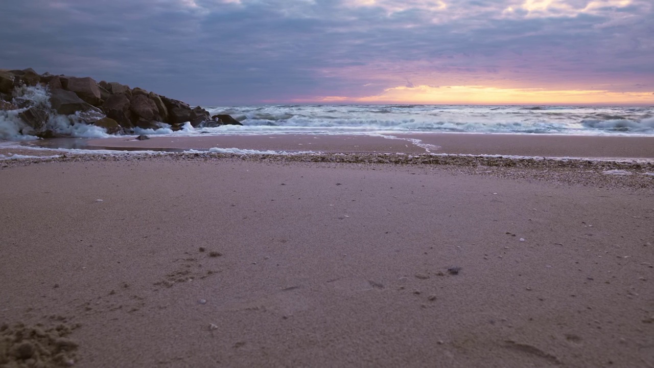 黎明时分的暴风雨海景。海岸线上美丽的石头。视频素材