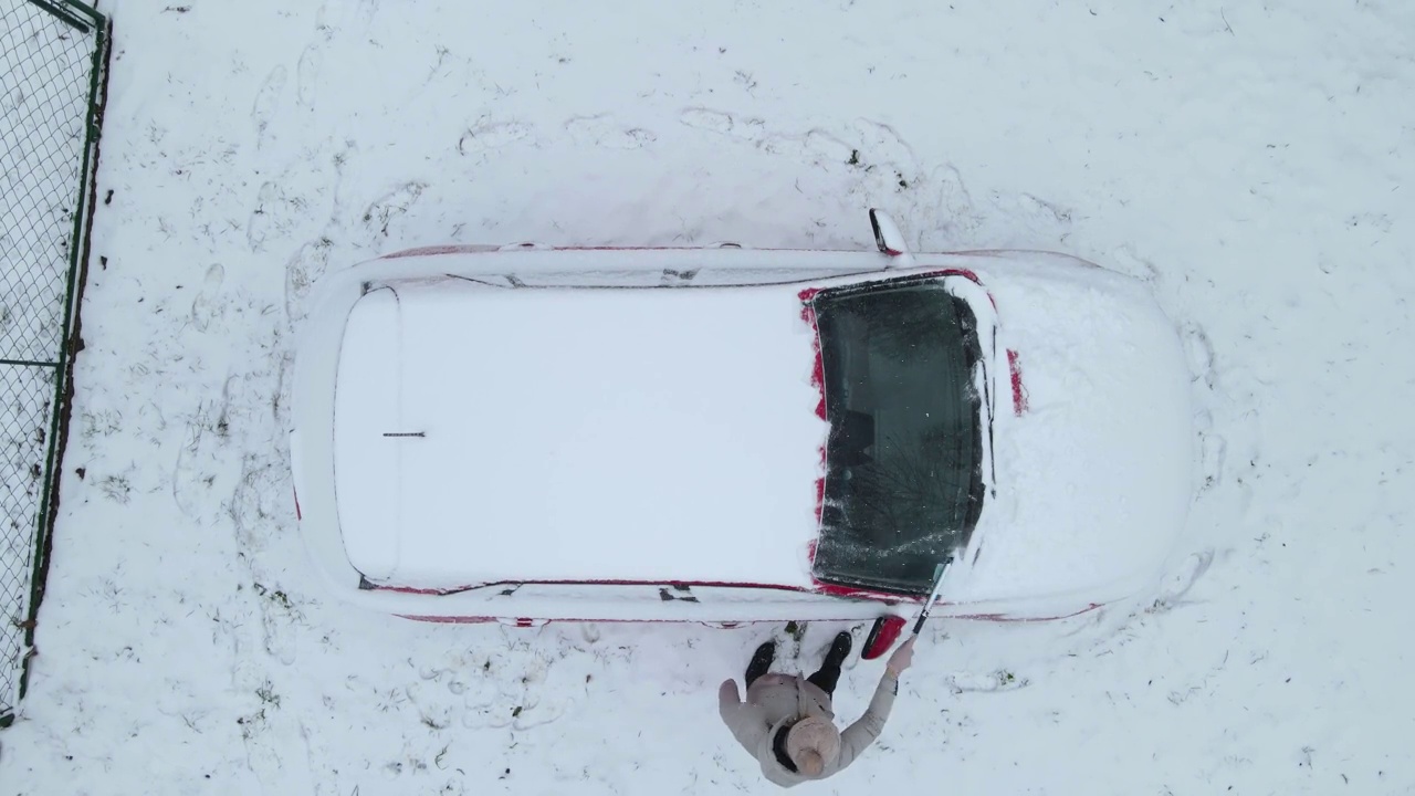 清理雪车挡风玻璃上的冰视频素材