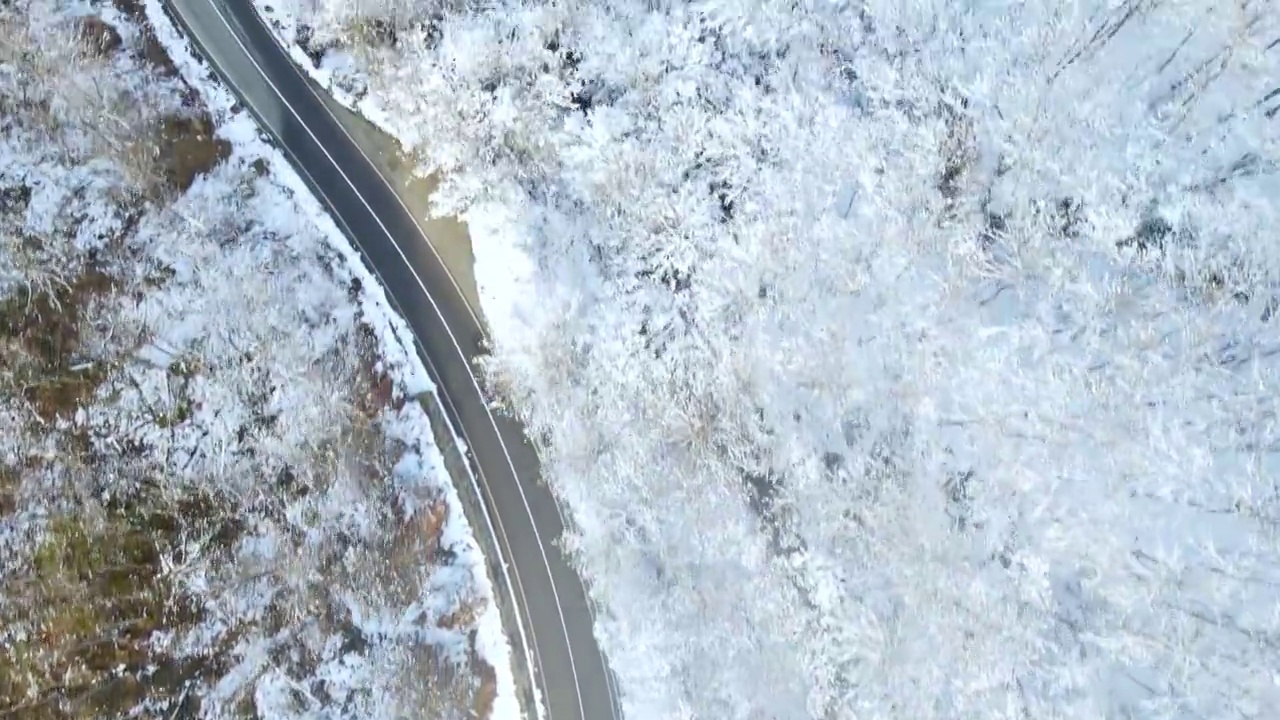 汽车行驶在积雪的高速公路上视频素材