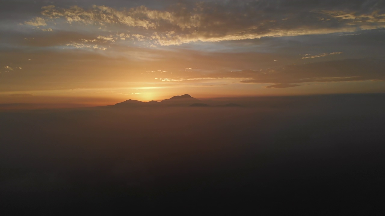 太阳在夕阳下多云的天空背景视频素材