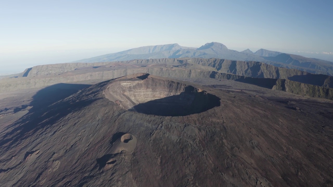 鸟瞰留尼旺岛上的一个火山口——皮顿德拉富尔奈兹。视频素材