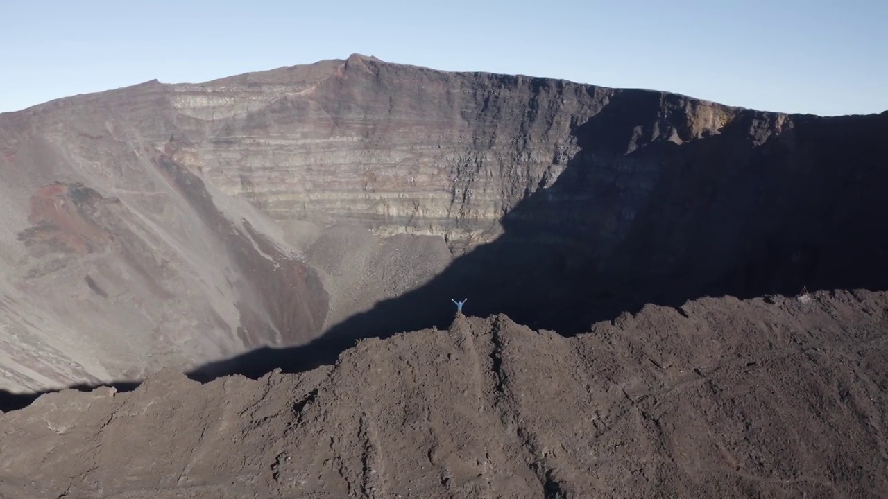 鸟瞰留尼旺岛上的一个火山口——皮顿德拉富尔奈兹。视频素材