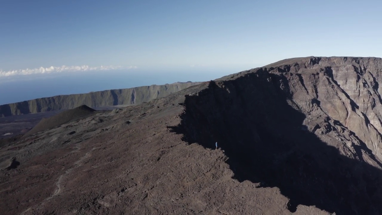 鸟瞰留尼旺岛上的一个火山口——皮顿德拉富尔奈兹。视频素材