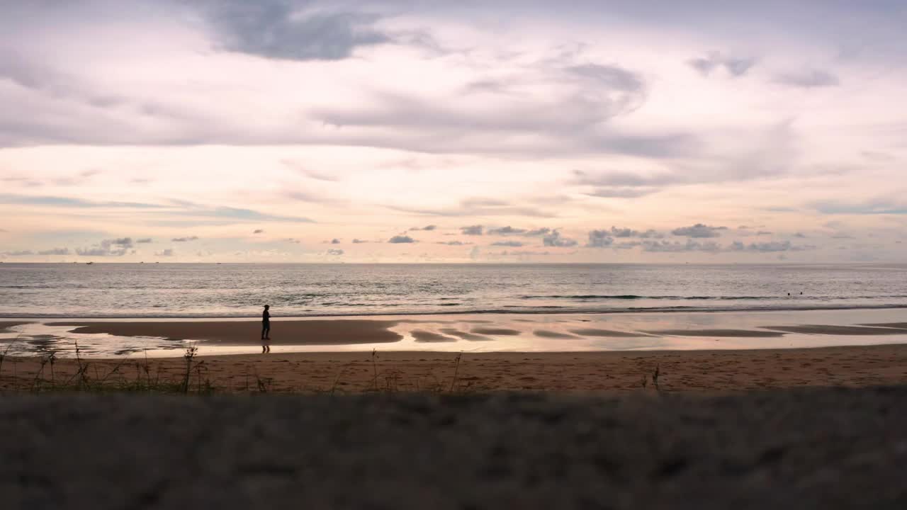 泰国普吉岛。美丽的热带海滩和日落的天空。美丽的普吉岛海滩是安达曼海著名的避暑胜地。视频素材