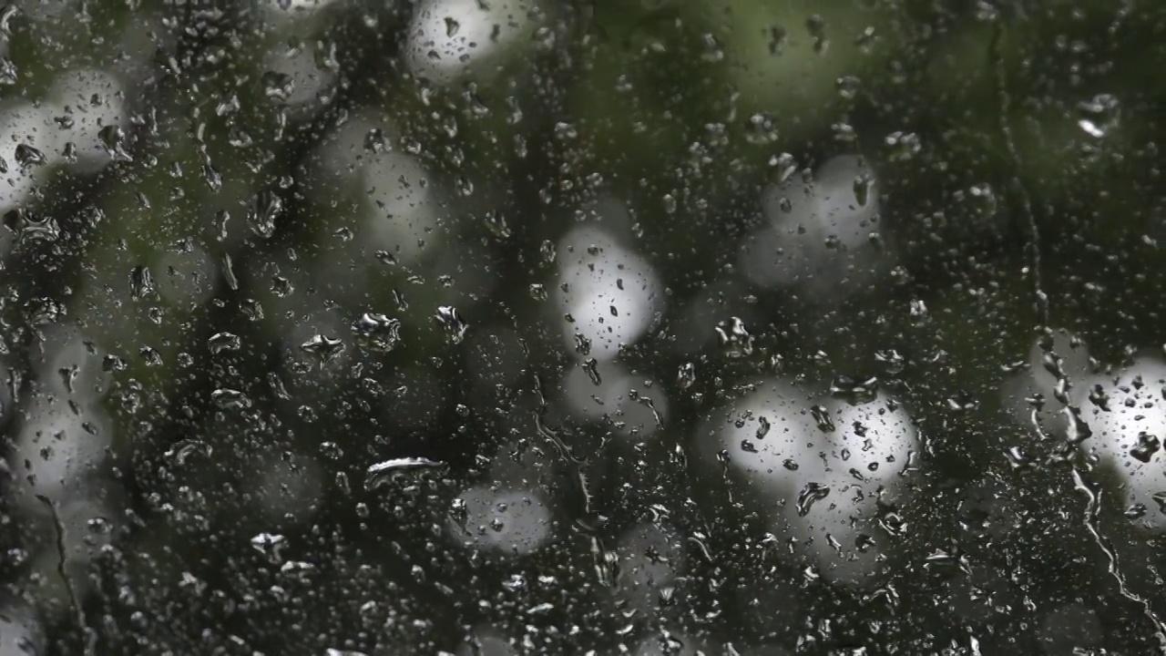 雨点落在车窗上视频素材