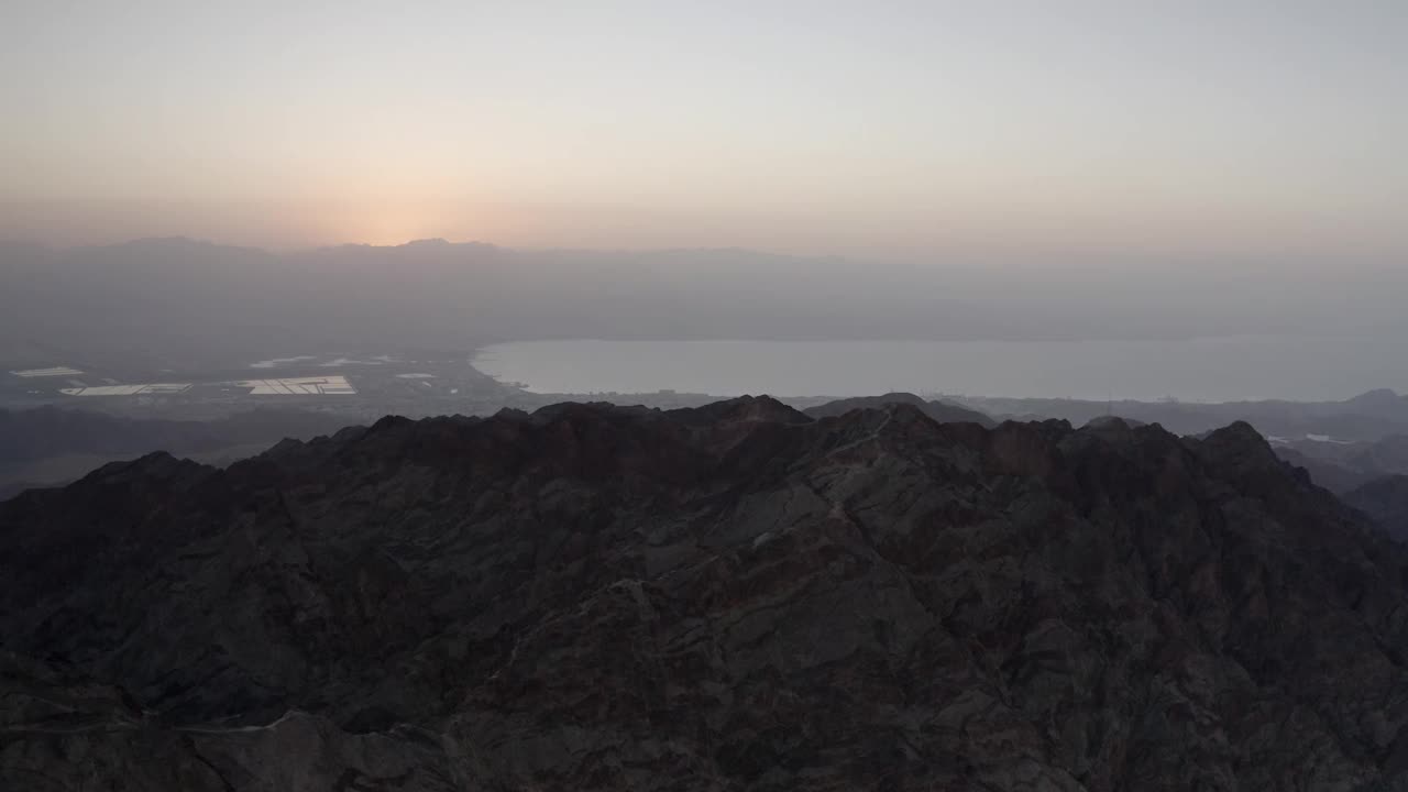 所罗门山脉的鸟瞰图，展示了埃拉特的天际线和红海视频素材