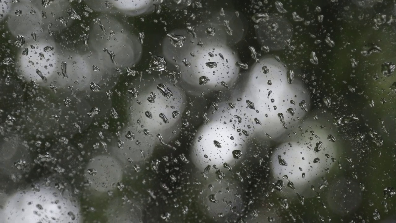 雨点落在车窗上视频素材