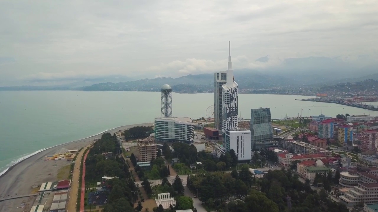 巴统海岸和山脉全景。视频素材