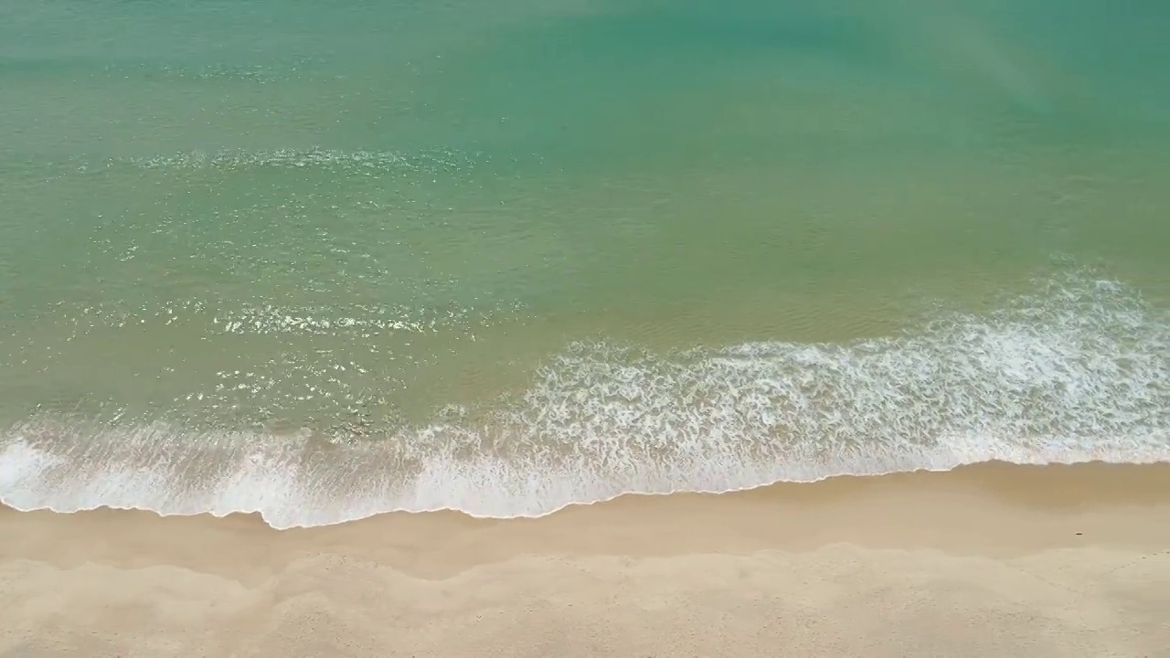 热带海美丽的海水海水表面在夏天的一天鸟瞰图无人机相机顶部下来视频素材