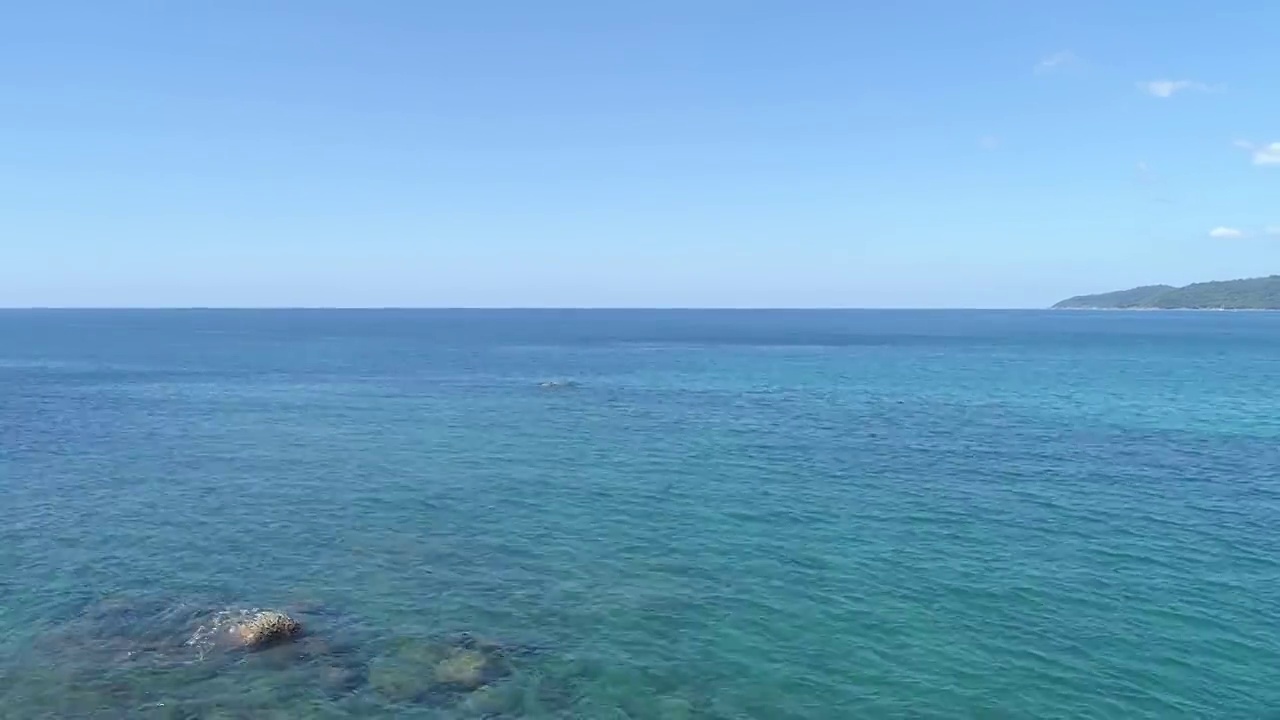 热带海美丽的海水海水表面在夏天的一天鸟瞰图无人机相机顶部下来视频素材