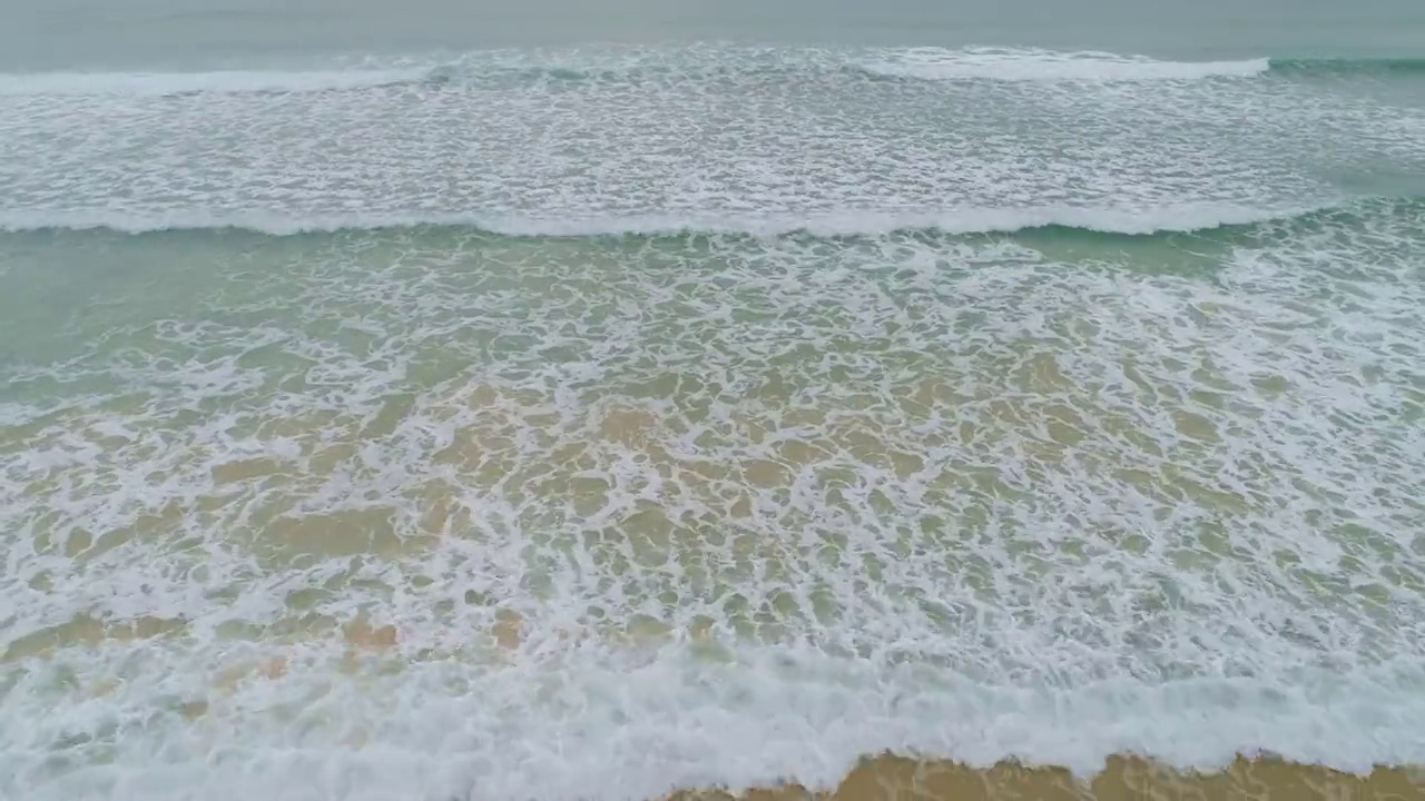 热带海美丽的海水海水表面在夏天的一天鸟瞰图无人机相机顶部下来视频素材