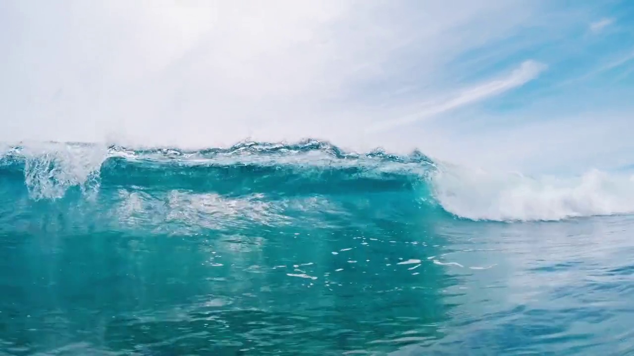 海浪。马尔代夫清澈的海浪出现在镜头前视频素材