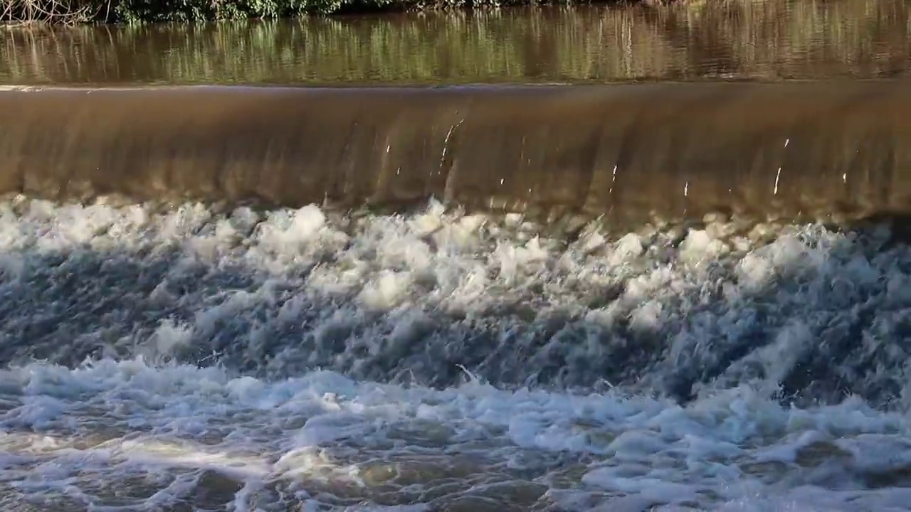 水沿着堰流的慢动作视频素材