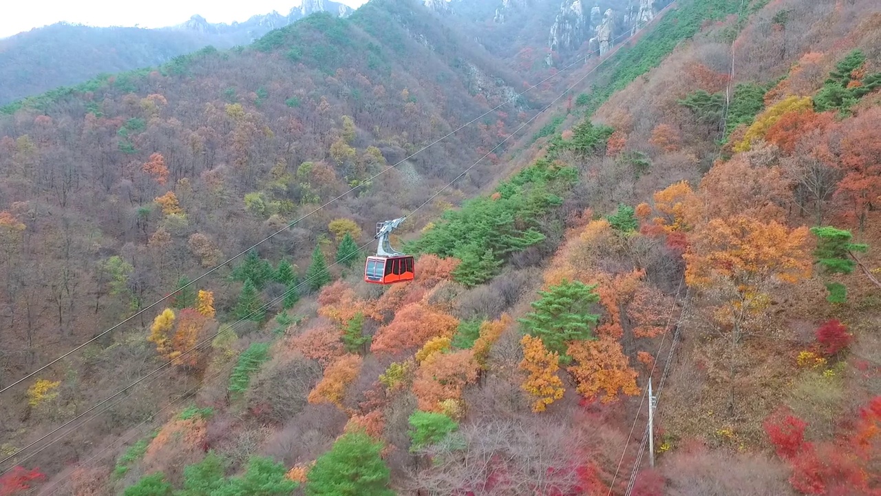 秋天——韩国全北道完州郡大云山的缆车运动视频素材